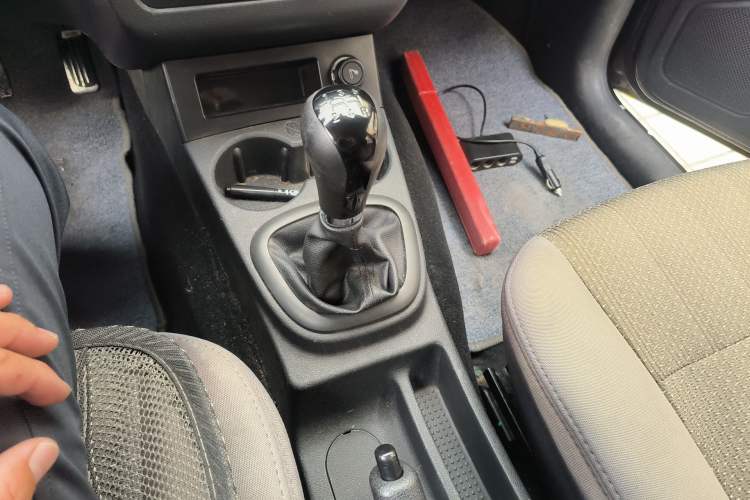 Used Dongfeng Fengon 330 2014 1.5L Manual Utility Version DK15 Gear Lever