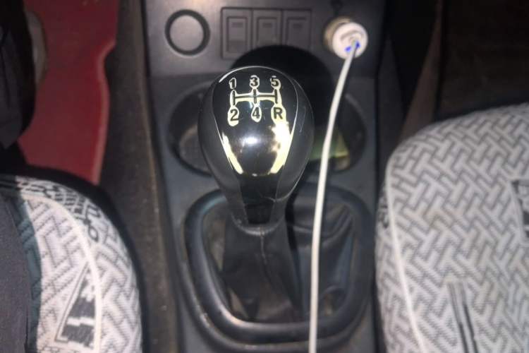 Used Dongfeng Fengon 330 2014 1.5L Manual Utility Version DK15 Gear Lever