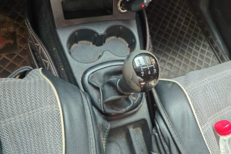 Used Dongfeng Fengon 330 2014 1.5L Manual Utility Version DK15 Gear Lever