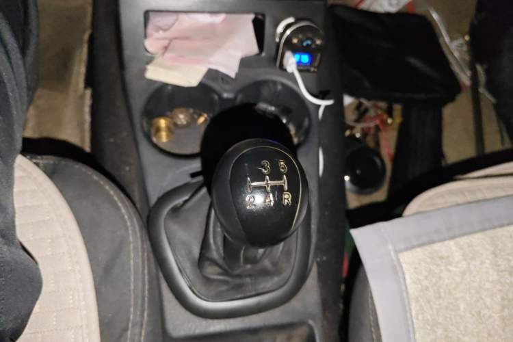 Used Dongfeng Fengon 330 2014 1.5L Manual Utility Version DK15 Gear Lever