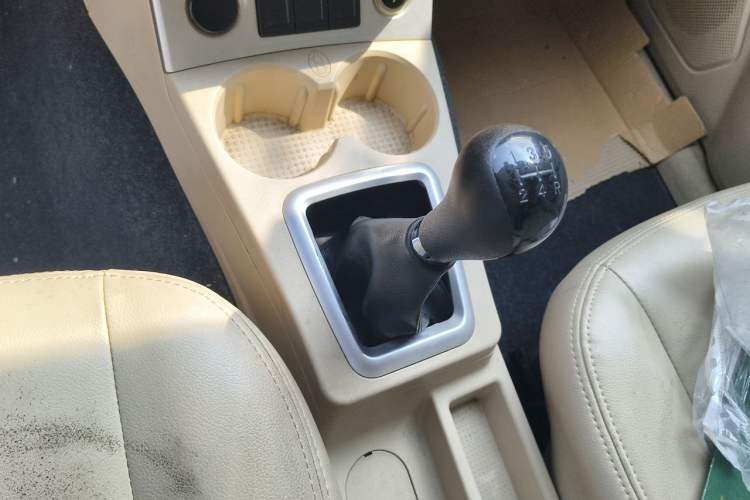 Used Dongfeng Fengon 330 2014 1.5L Manual Comfort Version DK15-02 Gear Lever