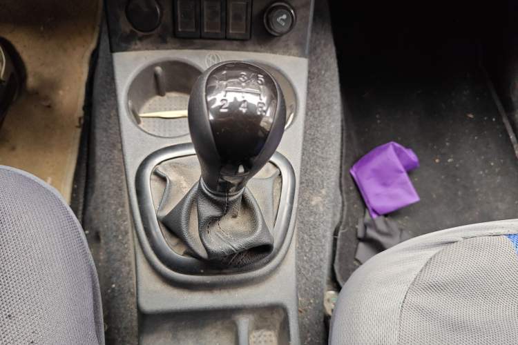 Used Dongfeng Fengon 330 2014 1.5L Manual Utility Version DK15 Gear Lever