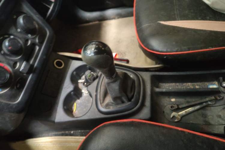 Used Dongfeng Fengon 330 2014 1.5L Manual Utility Version DK15 Gear Lever