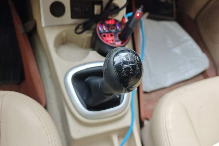 Used Dongfeng Fengon 330 2014 1.5L Manual Utility Version DK15 Gear Lever