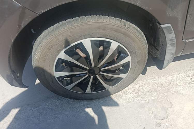 Used Dongfeng Fengon 330 2014 1.5L Manual Utility Version DK15 Left Front Wheel Hub