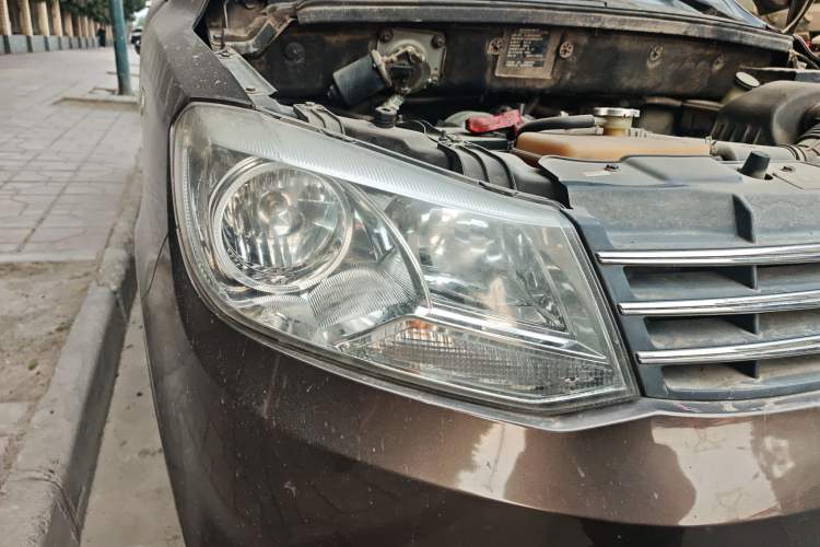 Used Dongfeng Fengon 330 2014 1.5L Manual Standard Edition DK15-02 Right Front Headlight