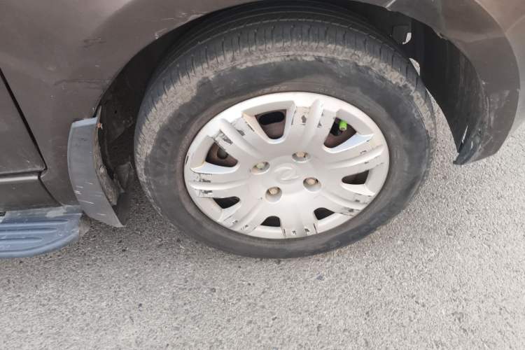 Used Dongfeng Fengon 330 2014 1.5L Manual Utility Version DK15 Right Front Wheel Hub