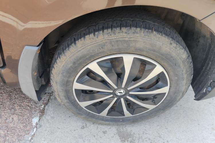Used Dongfeng Fengon 330 2014 1.5L Manual Utility Version DK15 Right Front Wheel Hub
