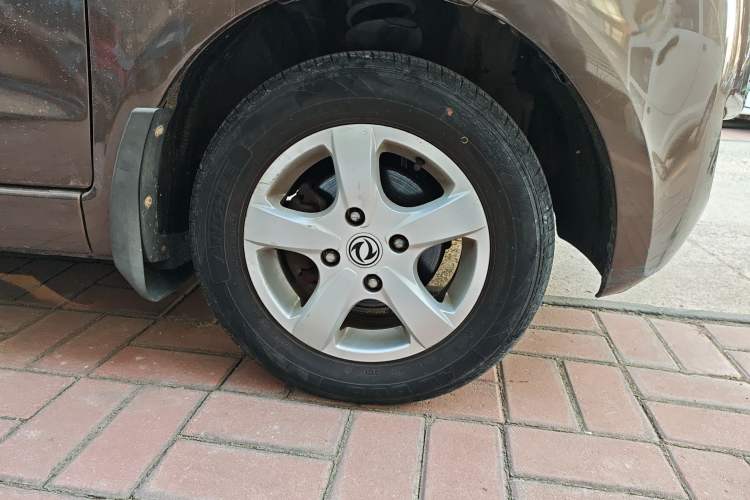 Used Dongfeng Fengon 330 2014 1.5L Manual Comfort Version DK15-02 Right Front Wheel Hub
