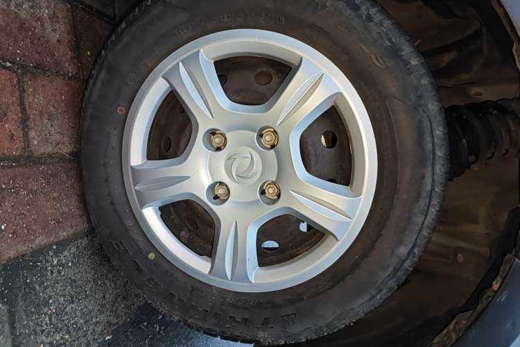 Used Dongfeng Fengon 330 2014 1.5L Manual Utility Version DK15 Right Front Wheel Hub