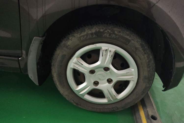 Used Dongfeng Fengon 330 2014 1.5L Manual Utility Version DK15 Right Front Wheel Hub