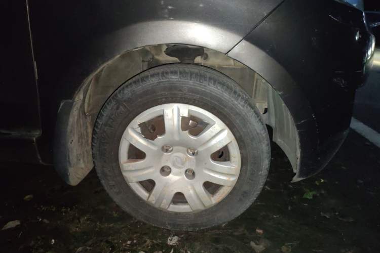 Used Dongfeng Fengon 330 2014 1.5L Manual Utility Version DK15 Right Front Wheel Hub