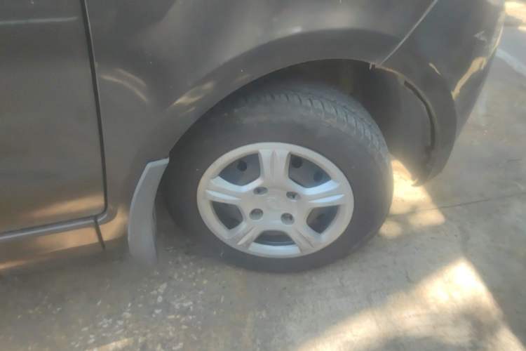 Used Dongfeng Fengon 330 2014 1.5L Manual Standard Edition DK15-02 Right Front Wheel Hub