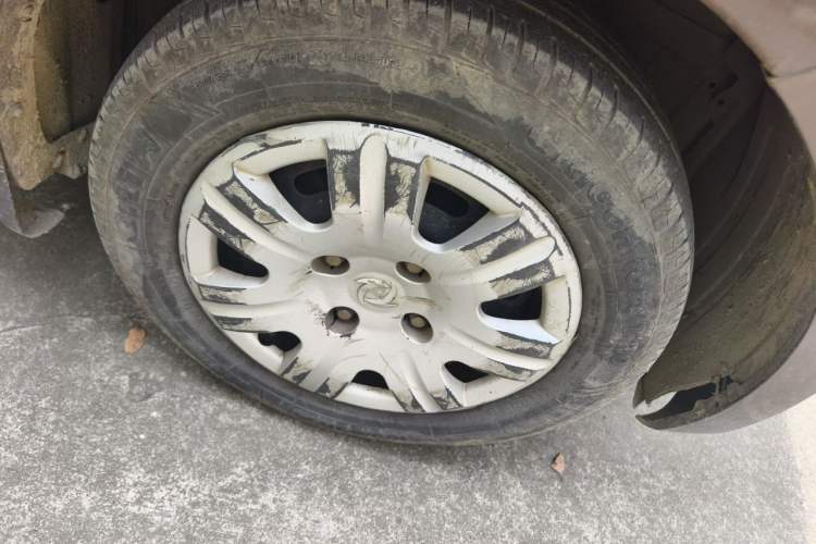 Used Dongfeng Fengon 330 2014 1.5L Manual Utility Version DK15 Right Front Wheel Hub
