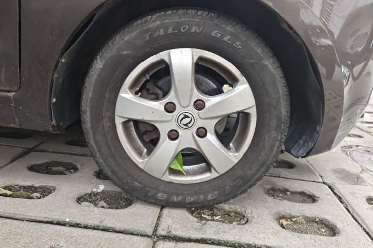 Used Dongfeng Fengon 330 2014 1.5L Manual Utility Version DK15 Right Front Wheel Hub