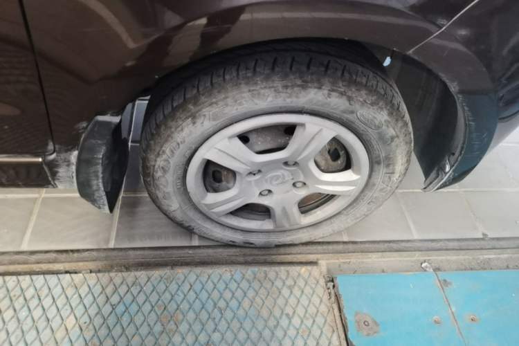 Used Dongfeng Fengon 330 2014 1.5L Manual Standard Edition DK15-02 Right Front Wheel Hub