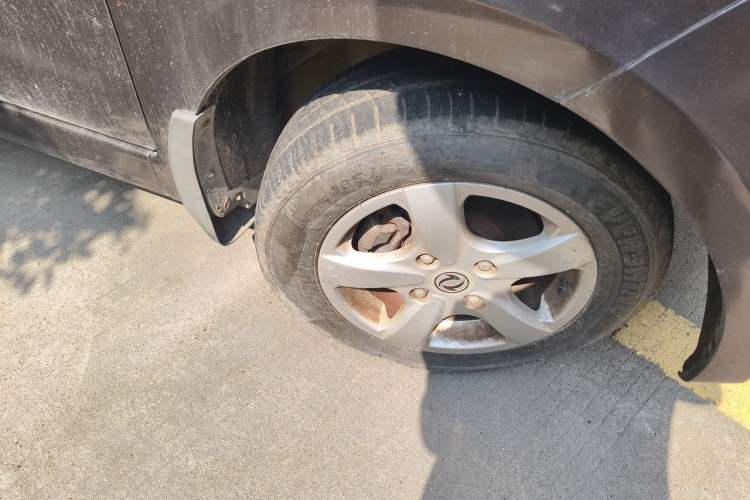 Used Dongfeng Fengon 330 2014 1.5L Manual Comfort Version DK15-02 Right Front Wheel Hub