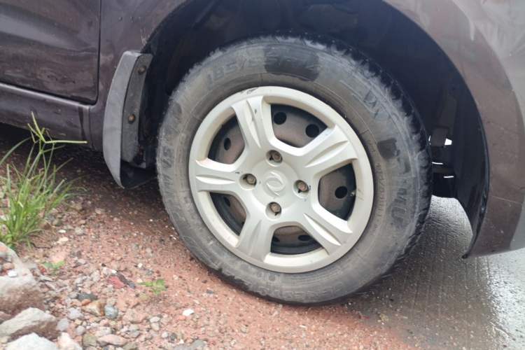 Used Dongfeng Fengon 330 2014 1.5L Manual Utility Version DK15 Right Front Wheel Hub