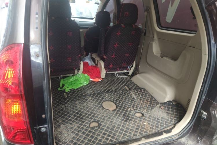 Used Dongfeng Fengon 330 2014 1.5L Manual Comfort Version DK15-02 Trunk