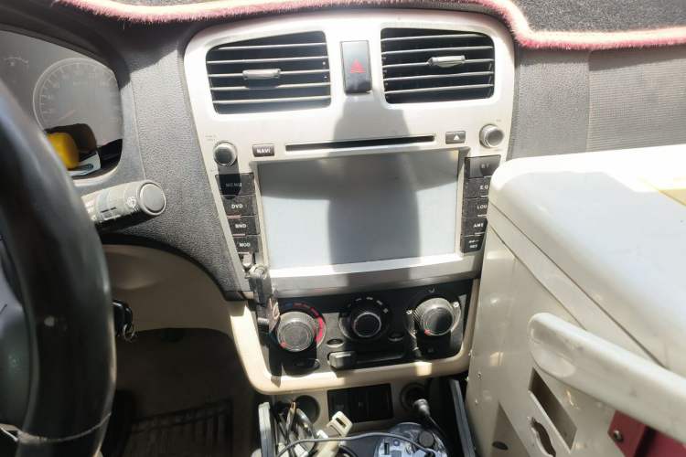 Used Dongfeng Fengon 330 2014 1.5L Manual Utility Version DK15 Audio And AC Panel