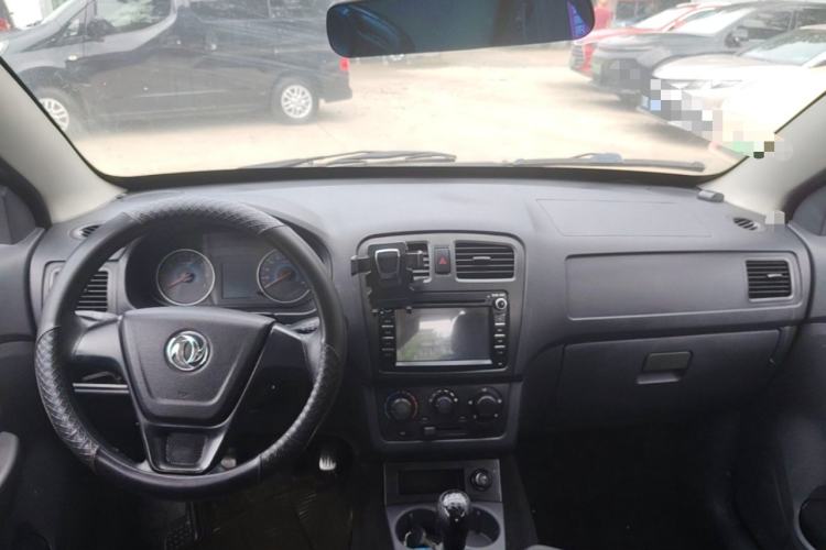 Used Dongfeng Fengon 330 2014 1.5L Manual Utility Version DK15 Center Console
