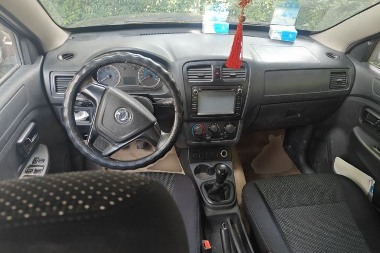 Used Dongfeng Fengon 330 2014 1.5L Manual Utility Version DK15 Center Console