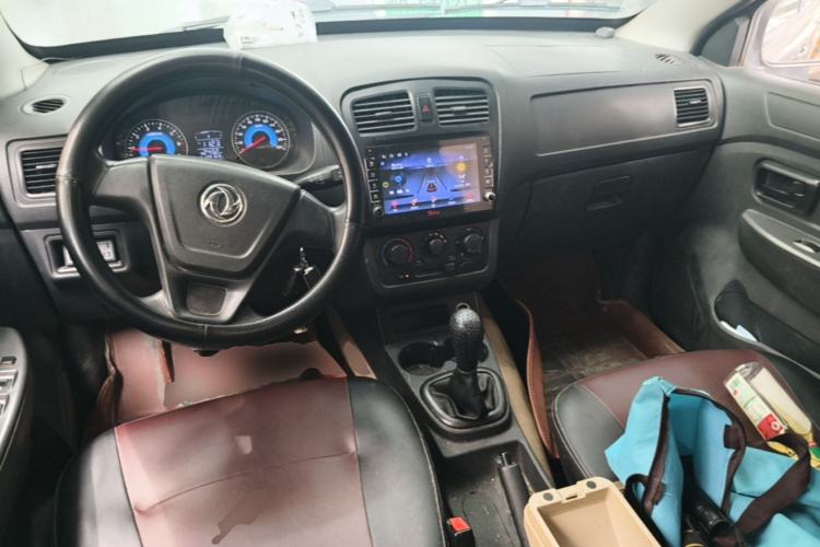 Used Dongfeng Fengon 330 2014 1.5L Manual Utility Version DK15 Center Console