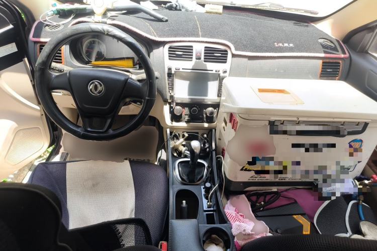 Used Dongfeng Fengon 330 2014 1.5L Manual Utility Version DK15 Center Console