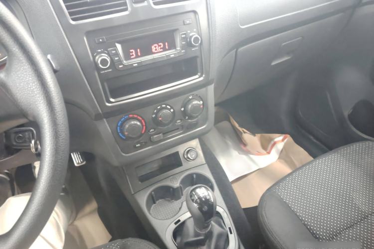 Used Dongfeng Fengon 330 2014 1.5L Manual Utility Version DK15 Interior 4