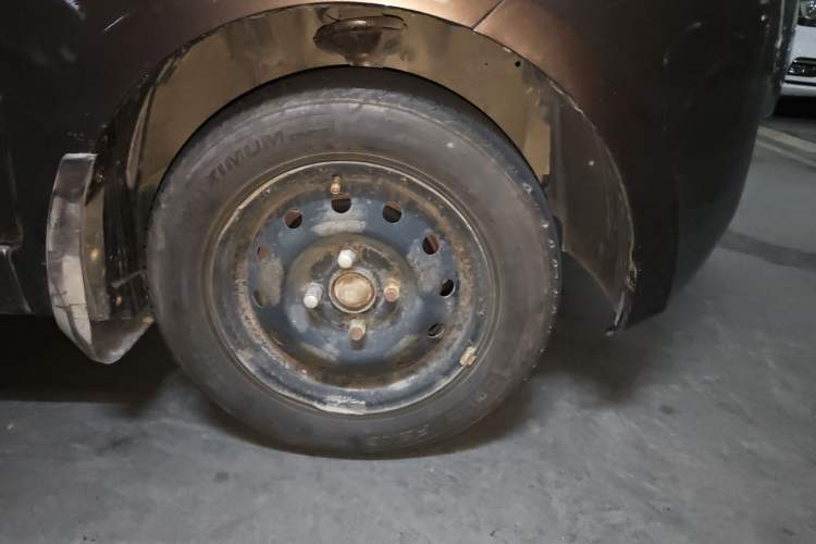 Used Dongfeng Fengon 330 2014 1.5L Manual Utility Version DK15 Right Front Wheel Hub