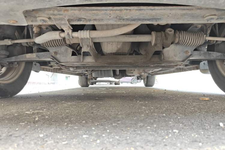 Used Dongfeng Fengon 330 2014 1.5L Manual Comfort Version DK15-02 Chassis Front