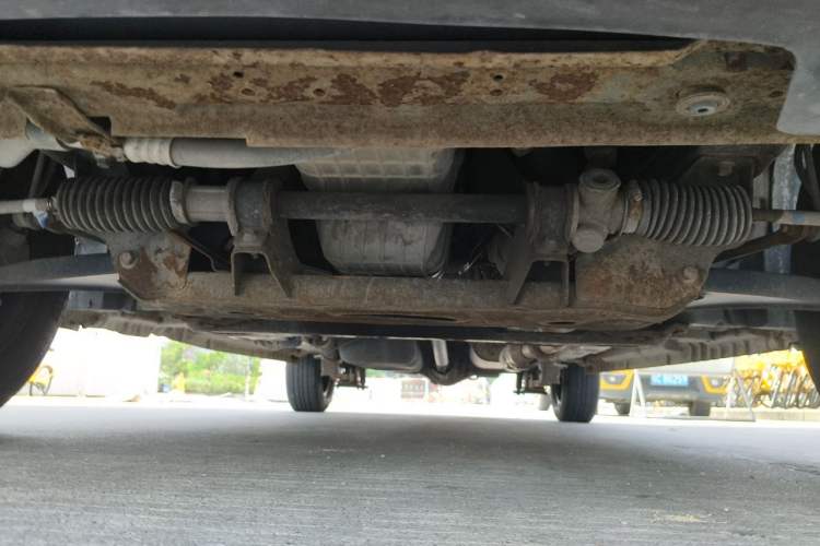 Used Dongfeng Fengon 330 2014 1.5L Manual Comfort Version DK15-02 Chassis Front
