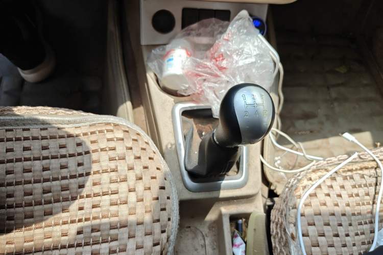Used Dongfeng Fengon 330 2014 1.5L Manual Comfort Version DK15-02 Gear Lever