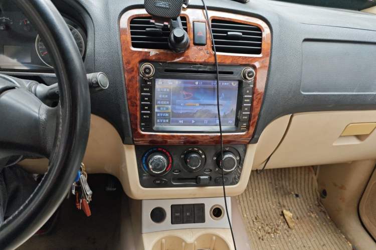Used Dongfeng Fengon 330 2014 1.5L Manual Utility Version DK15 Audio And AC Panel