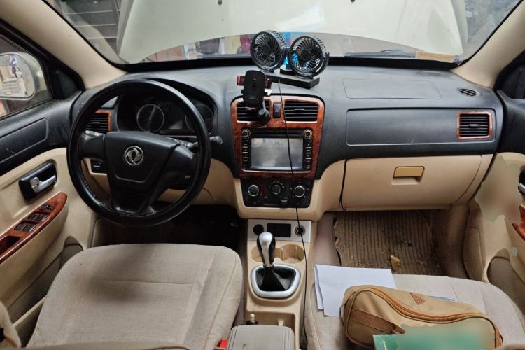 Used Dongfeng Fengon 330 2014 1.5L Manual Utility Version DK15 Center Console