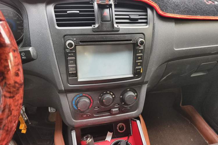 Used Dongfeng Fengon 330 2014 1.5L Manual Utility Version DK15 Audio And AC Panel