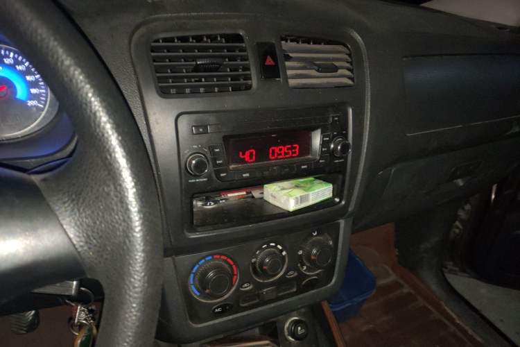 Used Dongfeng Fengon 330 2014 1.2L Manual Practical Version DK12-07 Audio And AC Panel