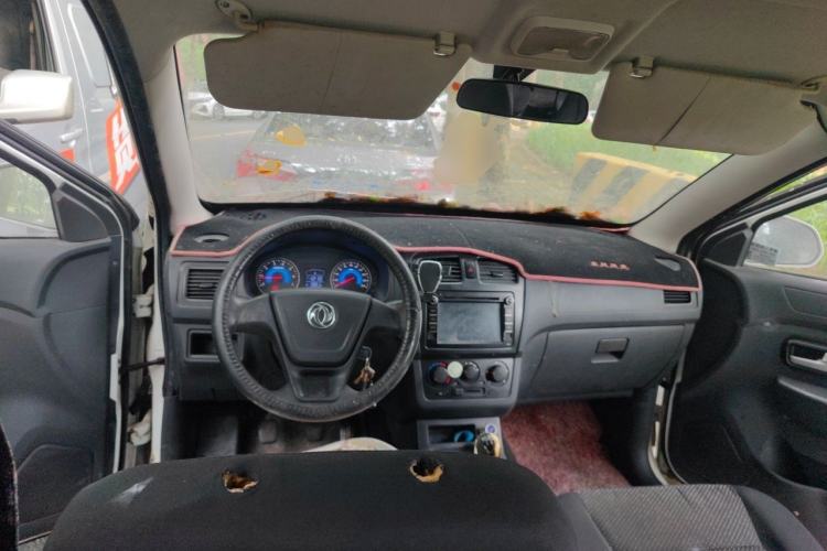 Used Dongfeng Fengon 330 2014 1.5L Manual Utility Version DK15 Center Console