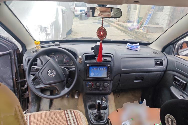Used Dongfeng Fengon 330 2014 1.2L Manual Practical Version DK12-07 Center Console