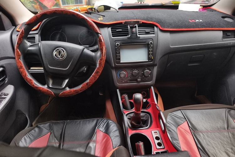 Used Dongfeng Fengon 330 2014 1.5L Manual Utility Version DK15 Center Console