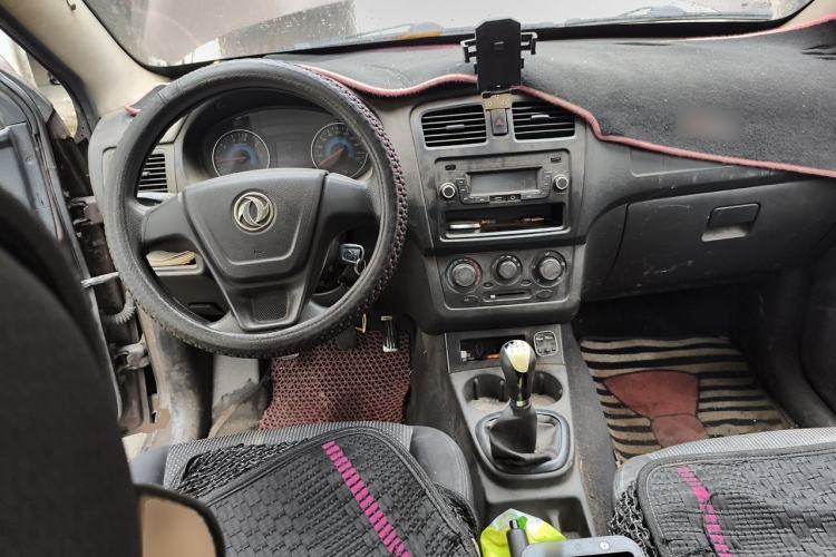 Used Dongfeng Fengon 330 2014 1.5L Manual Standard Edition DK15-02 Center Console