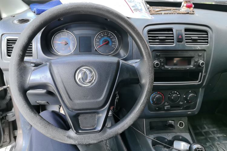 Used Dongfeng Fengon 330 2014 1.5L Manual Standard Edition DK15-02 Center Console