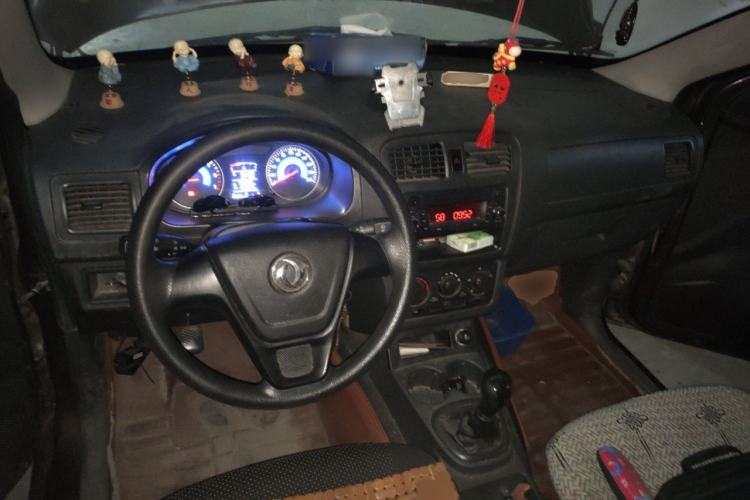 Used Dongfeng Fengon 330 2014 1.2L Manual Practical Version DK12-07 Center Console