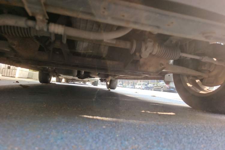 Used Dongfeng Fengon 330 2014 1.5L Manual Comfort Version DK15-02 Chassis Front