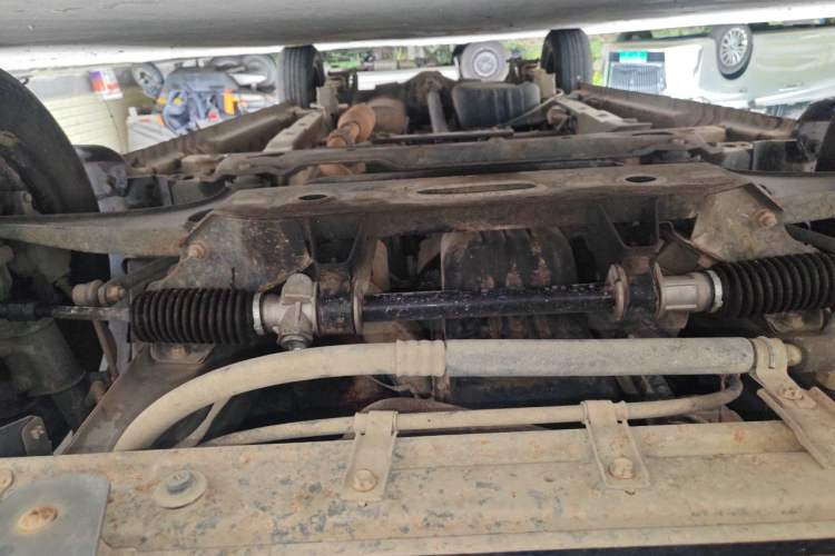 Used Dongfeng Fengon 330 2014 1.2L Manual Practical Version DK12-07 Chassis Front