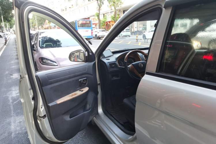 Used Dongfeng Fengon 330 2014 1.5L Manual Standard Edition DK15-02 Driver Seat