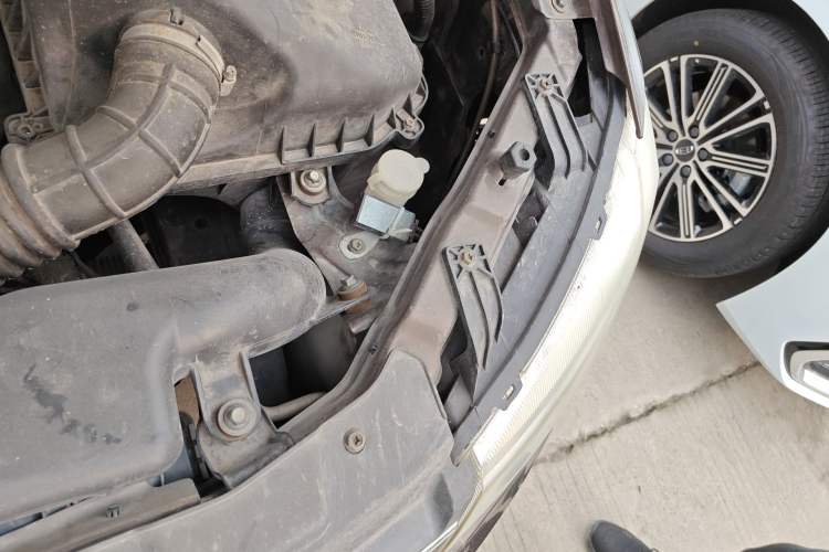 Used Dongfeng Fengon 330 2014 1.5L Manual Utility Version DK15 Engine Bay Left