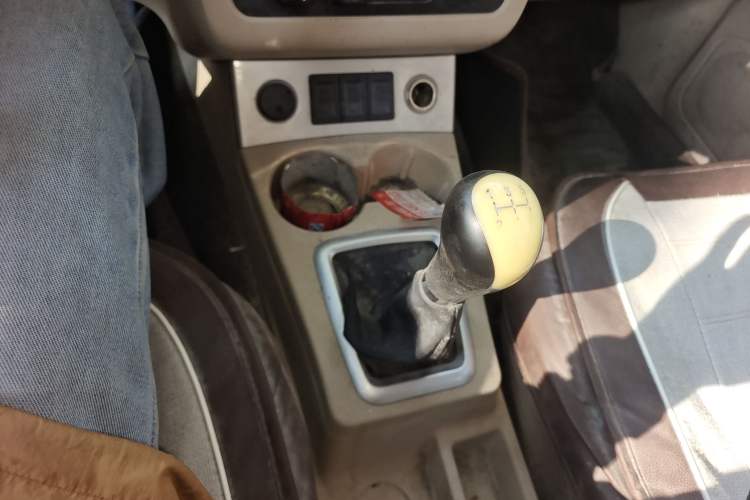 Used Dongfeng Fengon 330 2014 1.5L Manual Comfort Version DK15-02 Gear Lever