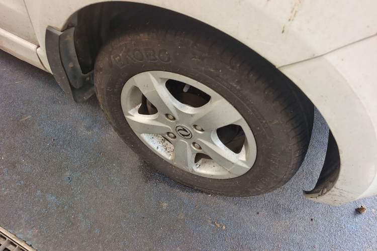 Used Dongfeng Fengon 330 2014 1.5L Manual Comfort Version DK15-02 Right Front Wheel Hub