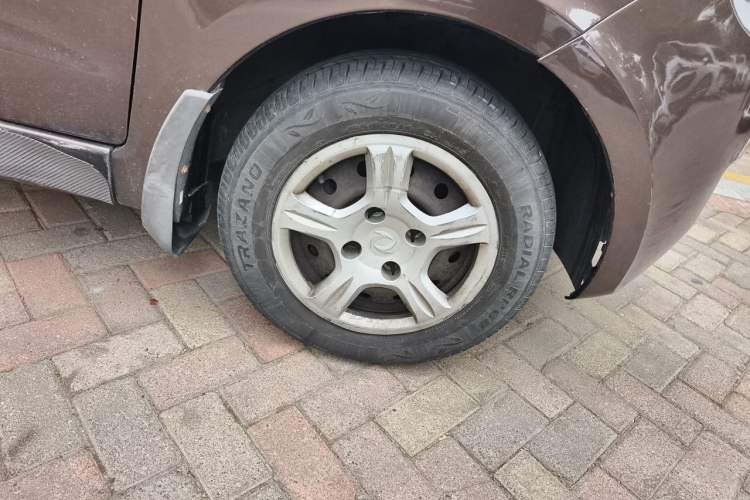 Used Dongfeng Fengon 330 2014 1.5L Manual Utility Version DK15 Right Front Wheel Hub